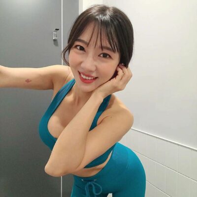 美女试衣间试穿紧身绿松石瑜伽服 普拉提套装上身效果
