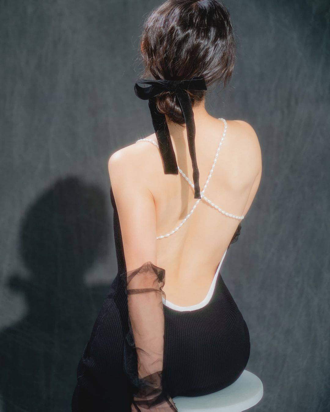 美女展示美背珍珠带连衣裙 背线漂亮皮肤光滑！_1