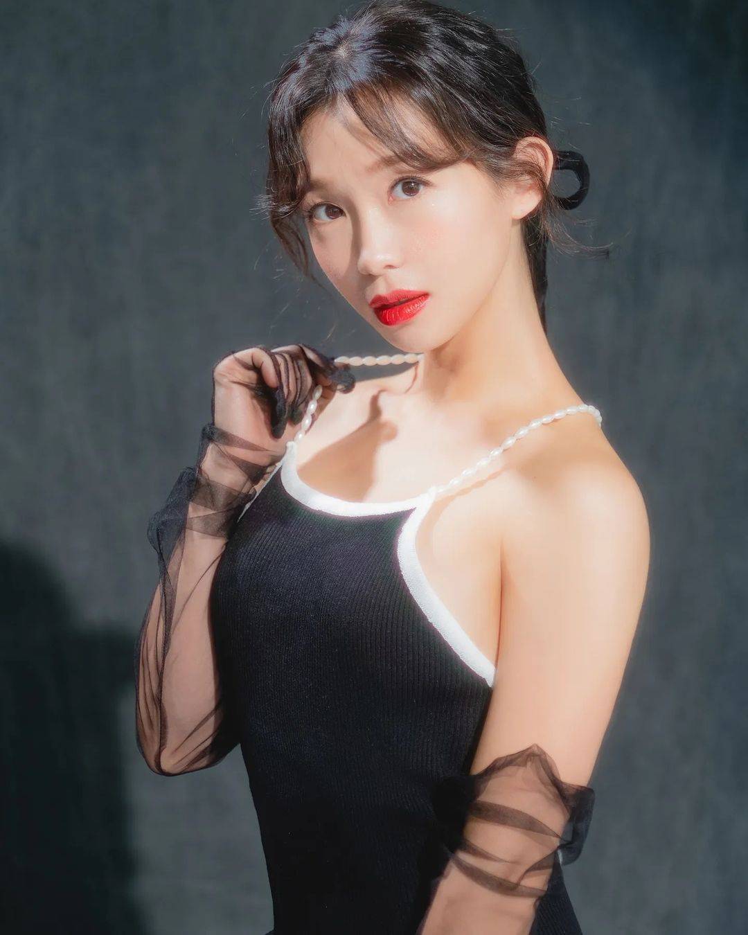 美女展示美背珍珠带连衣裙 背线漂亮皮肤光滑！_4