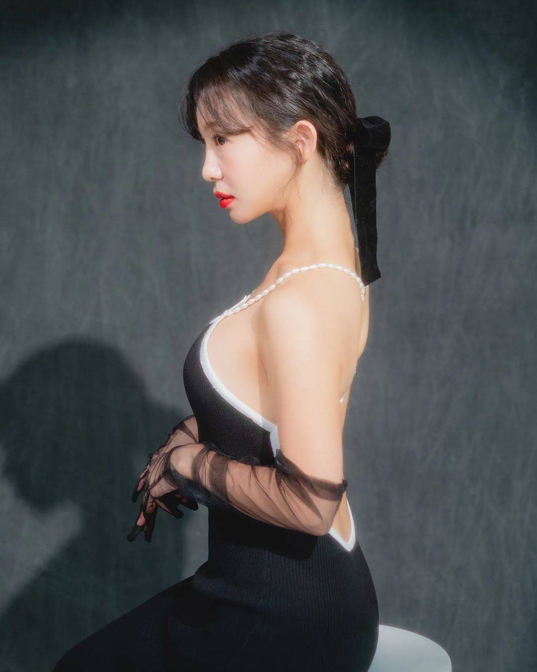 美女展示美背珍珠带连衣裙 背线漂亮皮肤光滑！_5