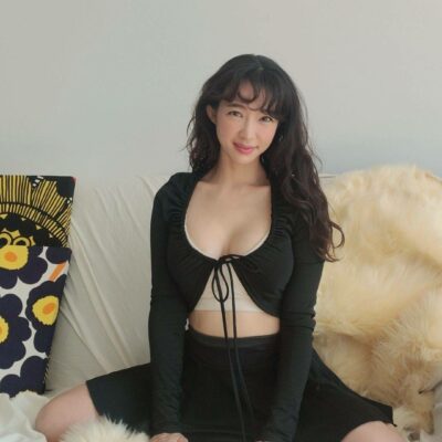 年糕百褶裙搭配开衫小美女的自拍美图