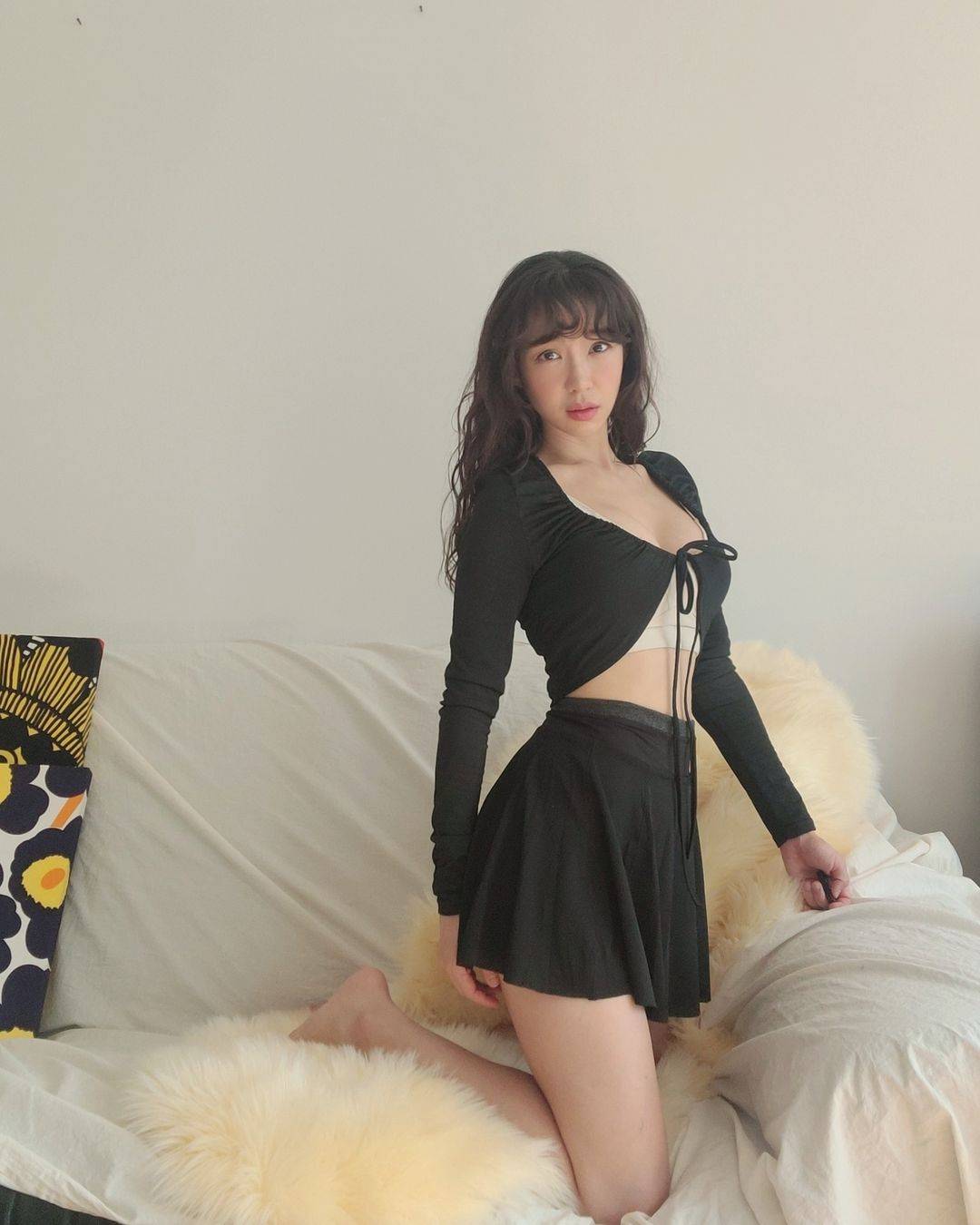 年糕百褶裙搭配开衫小美女的自拍美图_3