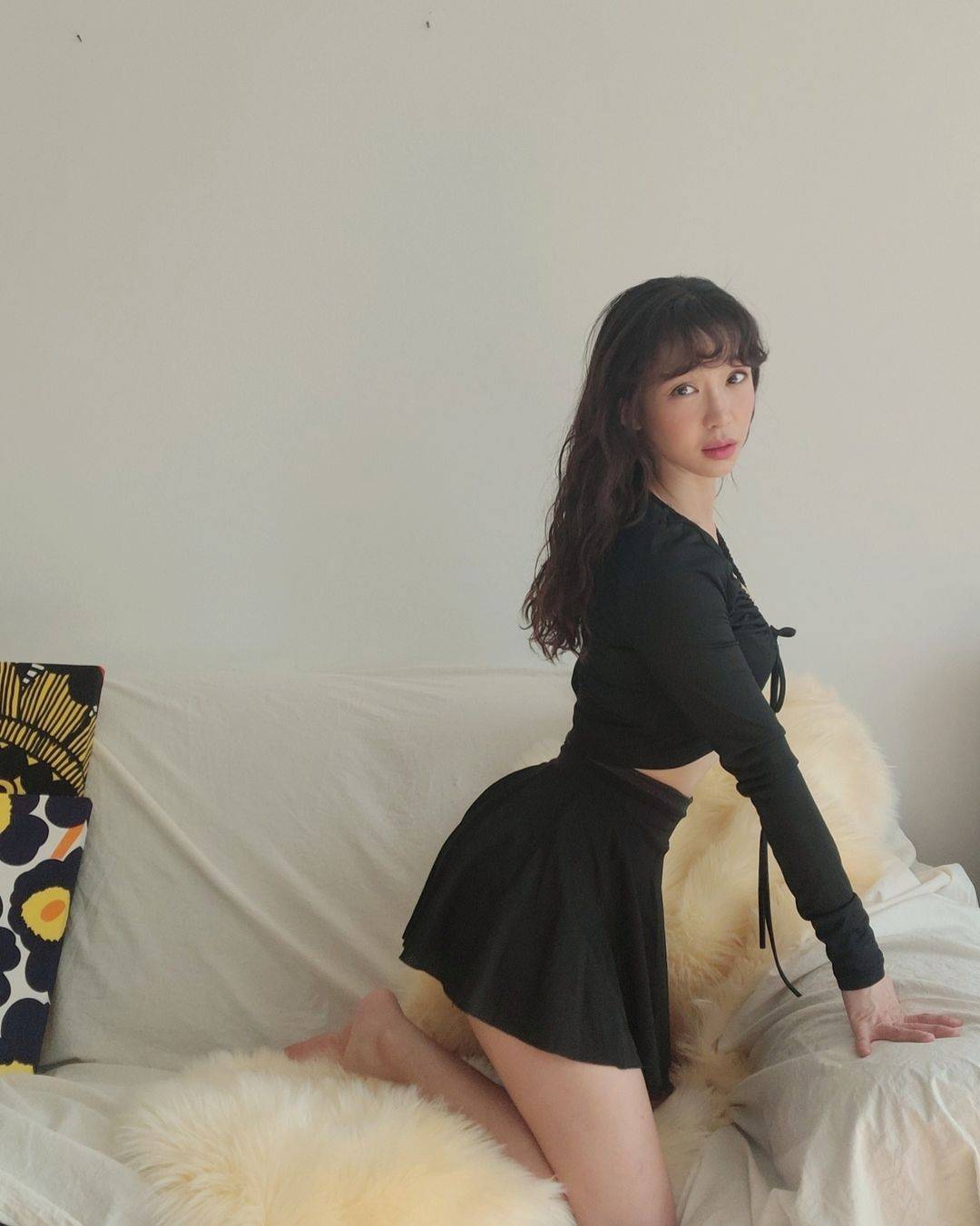 年糕百褶裙搭配开衫小美女的自拍美图_4