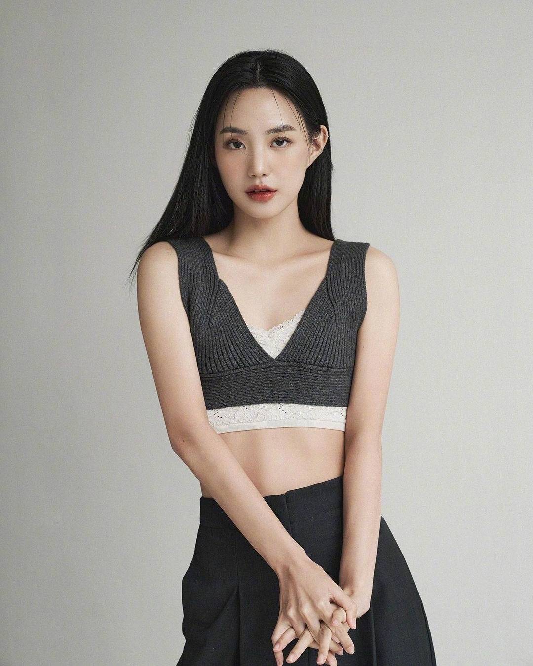 美女이효인 uiolny气质妆搭配黑框眼镜美图_5