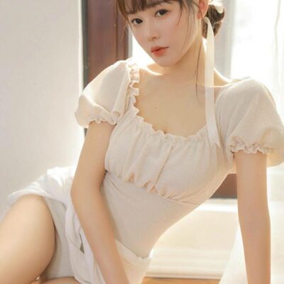 美女坐地板脸庞清纯眼神诱人，穿白衬衫会不会中暑？