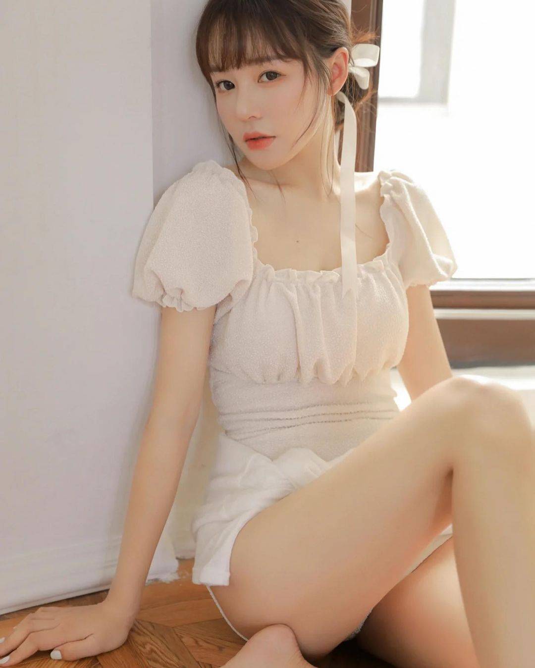 美女坐地板脸庞清纯眼神诱人，穿白衬衫会不会中暑？_4