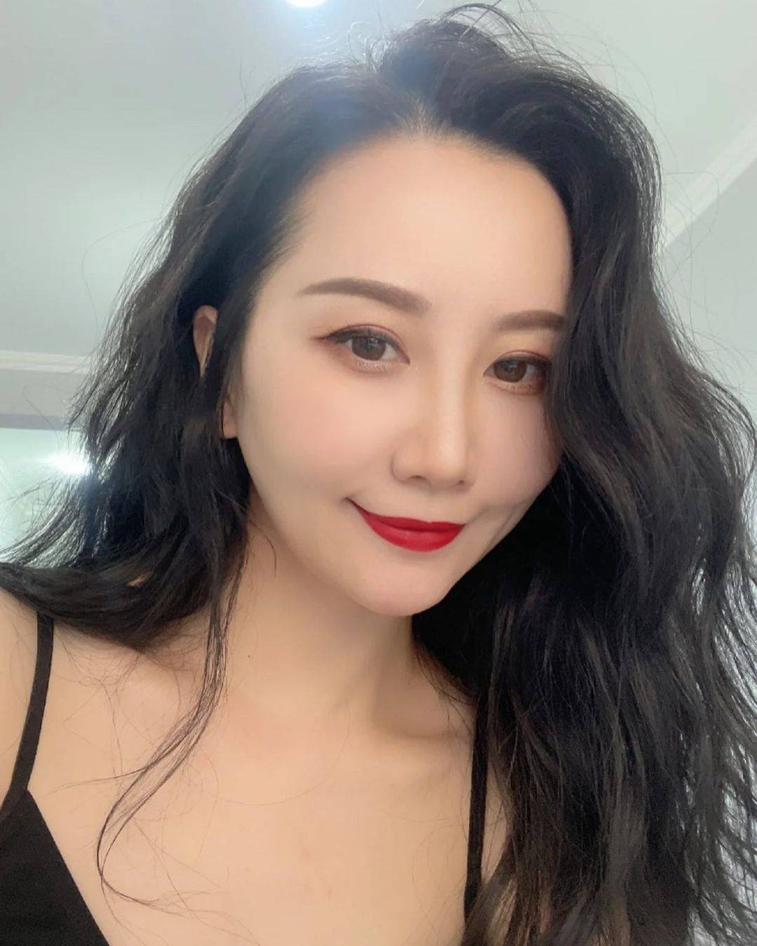 美女实拍纪梵希n37的色号颜色 ，适合秋冬搭配黑衣服的口红色号！_2