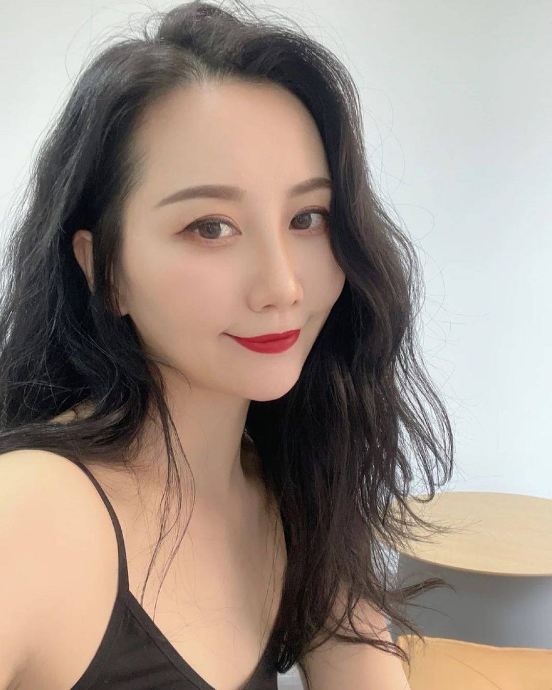 美女实拍纪梵希n37的色号颜色 ，适合秋冬搭配黑衣服的口红色号！_3