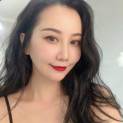美女实拍纪梵希n37的色号颜色 ，适合秋冬搭配黑衣服的口红色号！