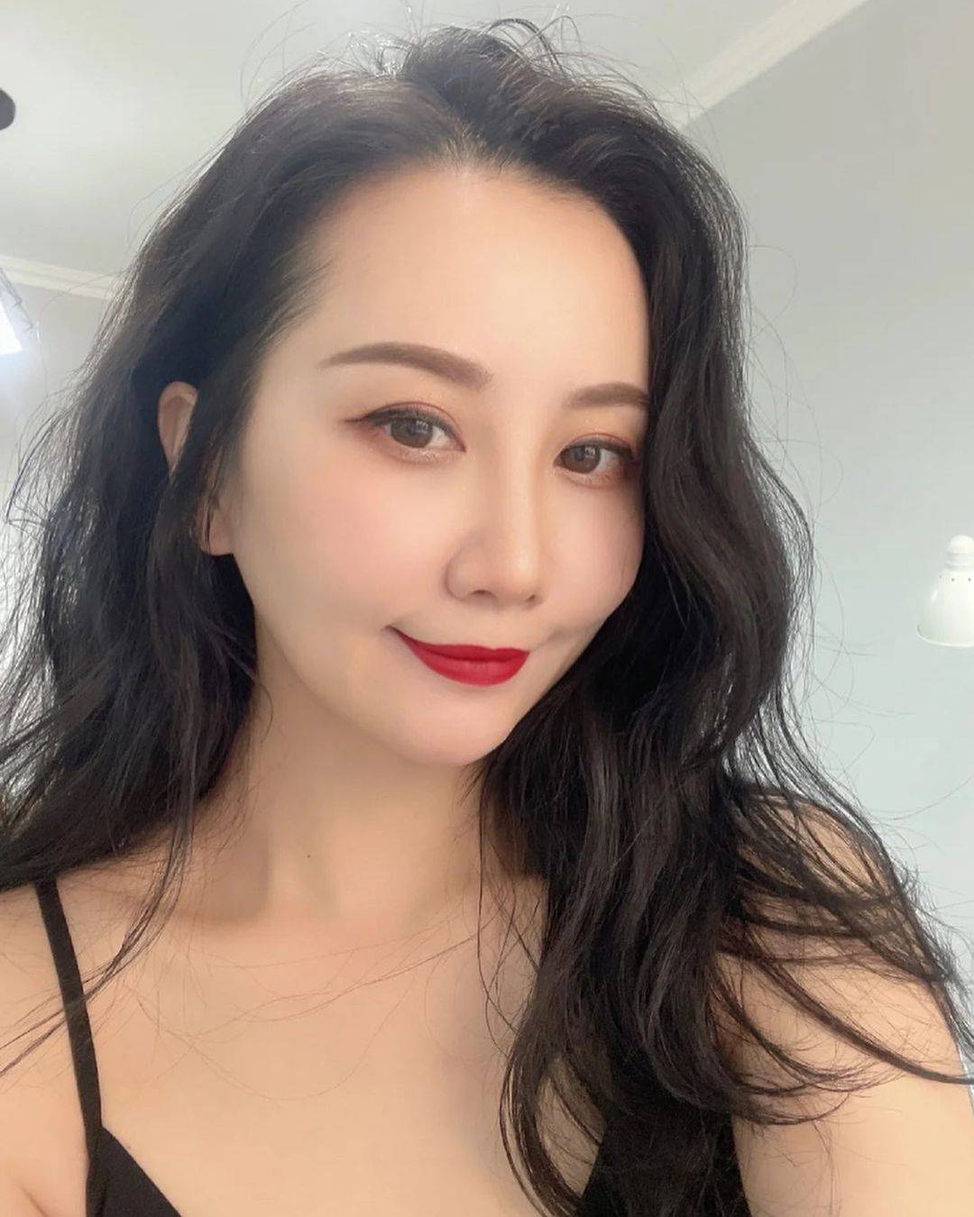美女实拍纪梵希n37的色号颜色 ，适合秋冬搭配黑衣服的口红色号！_1