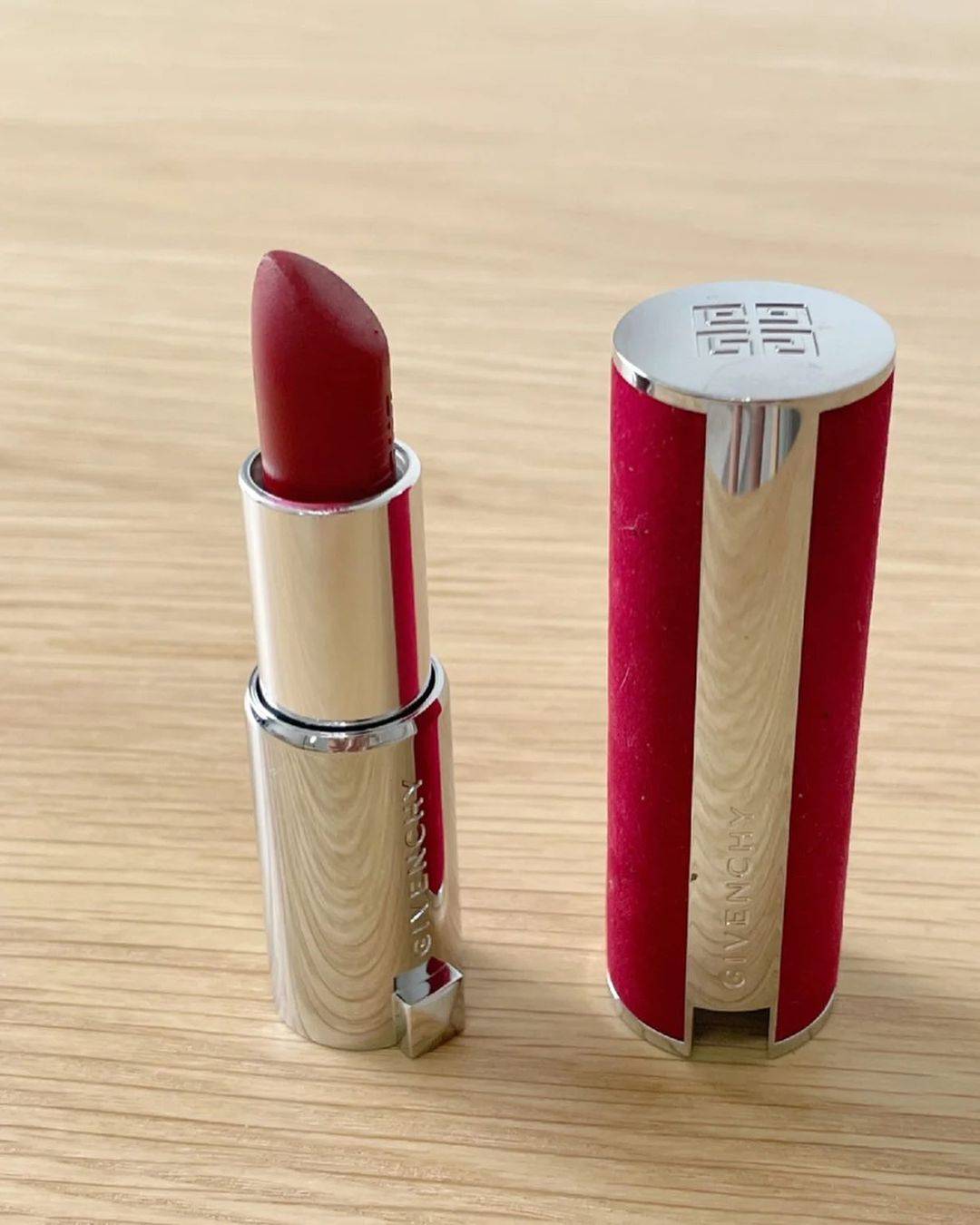 美女实拍纪梵希n37的色号颜色 ，适合秋冬搭配黑衣服的口红色号！_4