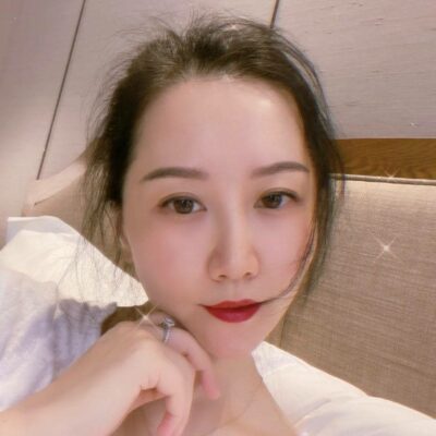 美女床上自拍并且思考人生感悟之道