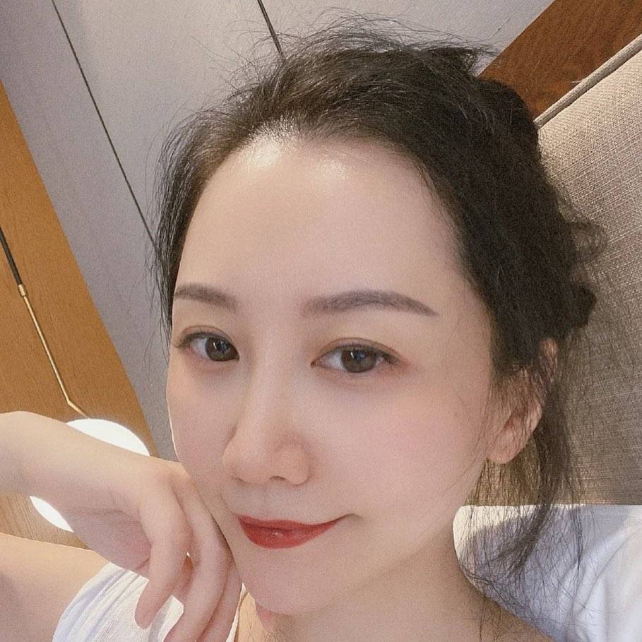 美女床上自拍并且思考人生感悟之道_2