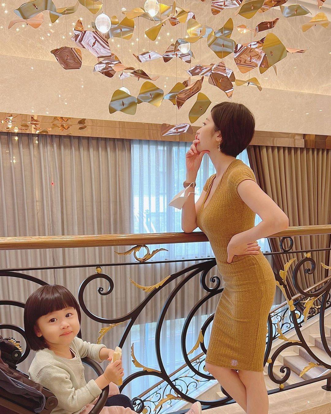 成熟短发气质美女打卡中天温泉渡假饭店Hotel Valletta自拍照_2