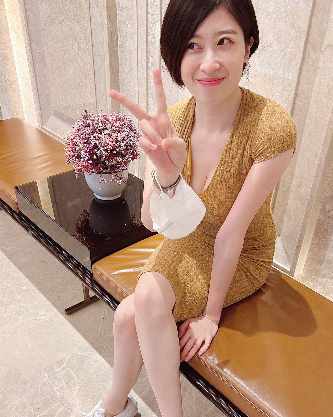 成熟短发气质美女打卡中天温泉渡假饭店Hotel Valletta自拍照_5