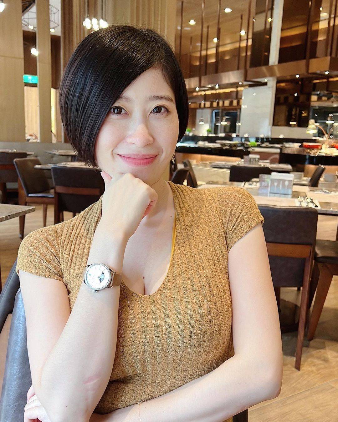 成熟短发气质美女打卡中天温泉渡假饭店Hotel Valletta自拍照_6