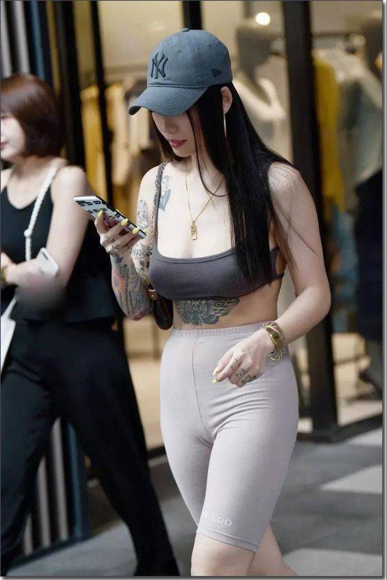 那些年街拍颜值时尚并存的小姐姐_1