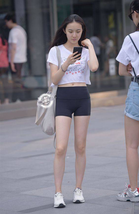 那些年街拍颜值时尚并存的小姐姐_9