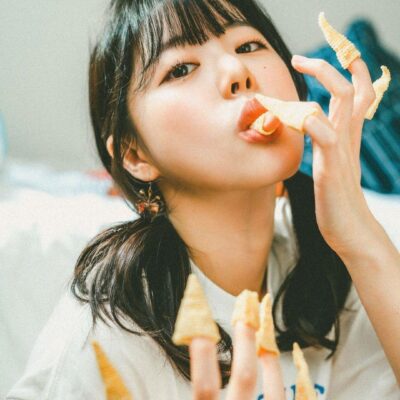 小魔女吃零食舔手指，吃东西舔手指的人图片