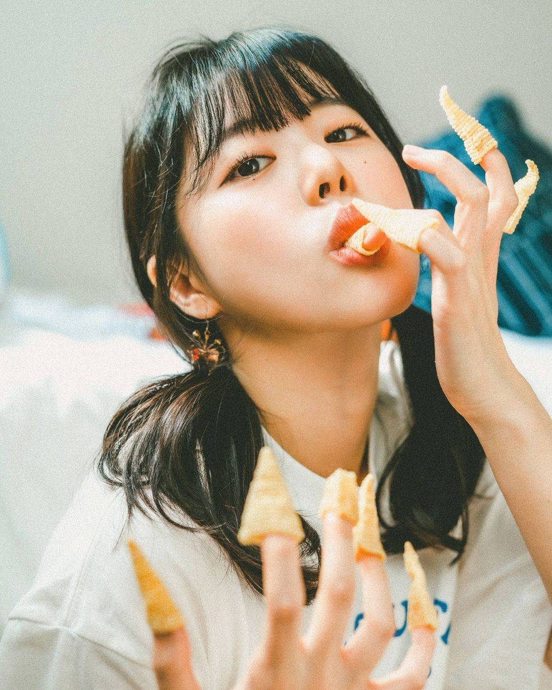 小魔女吃零食舔手指，吃东西舔手指的人图片_1