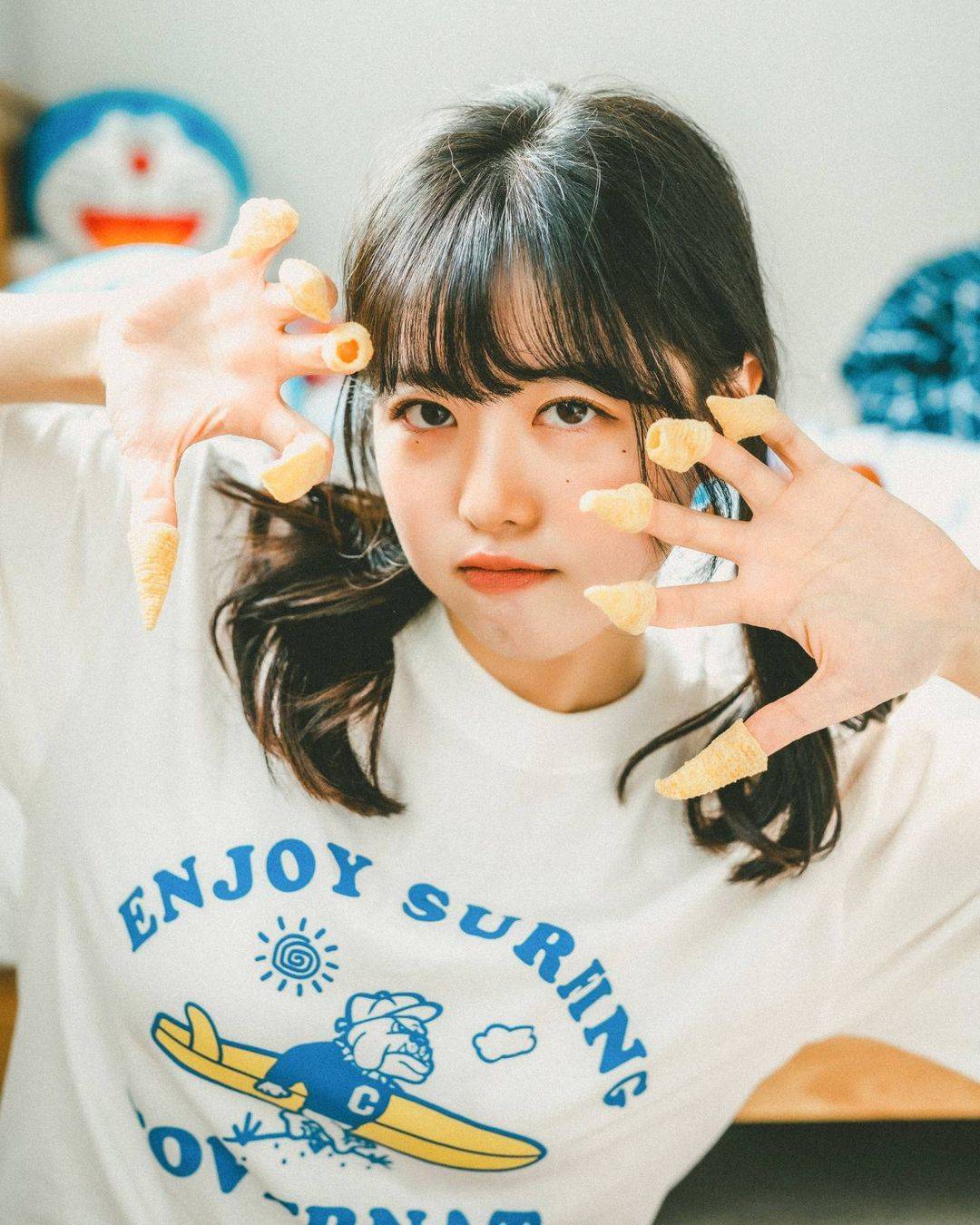 小魔女吃零食舔手指，吃东西舔手指的人图片_2