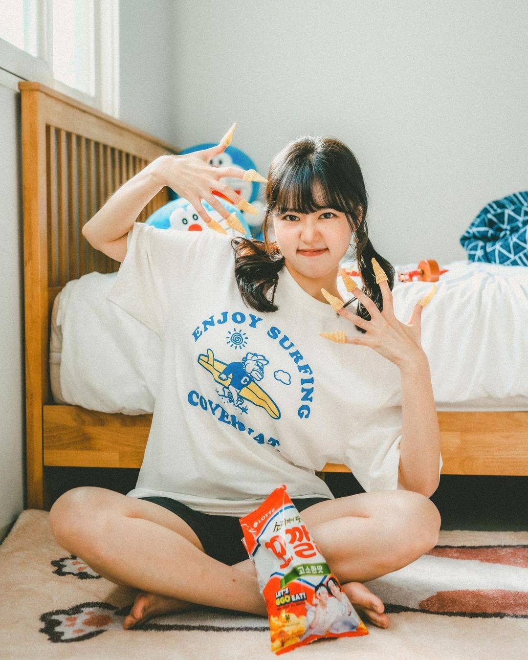 小魔女吃零食舔手指，吃东西舔手指的人图片_6