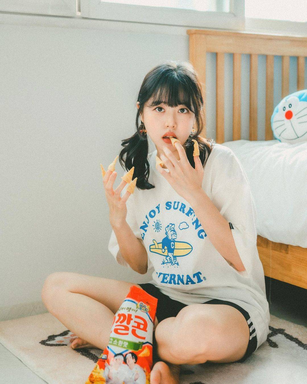 小魔女吃零食舔手指，吃东西舔手指的人图片_3