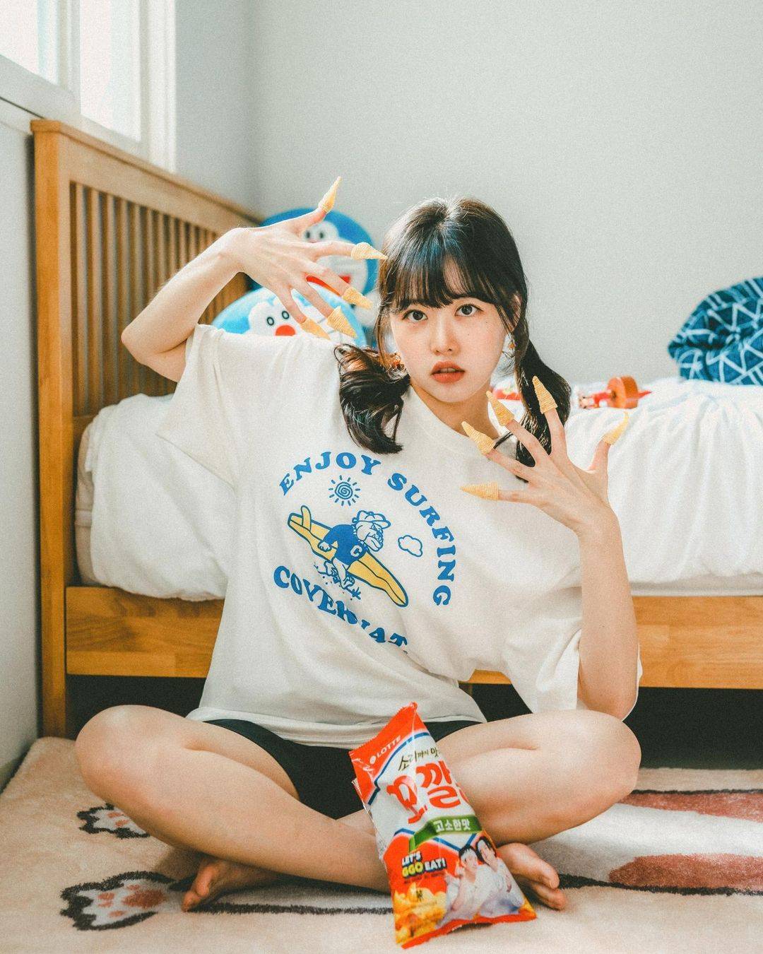 小魔女吃零食舔手指，吃东西舔手指的人图片_5