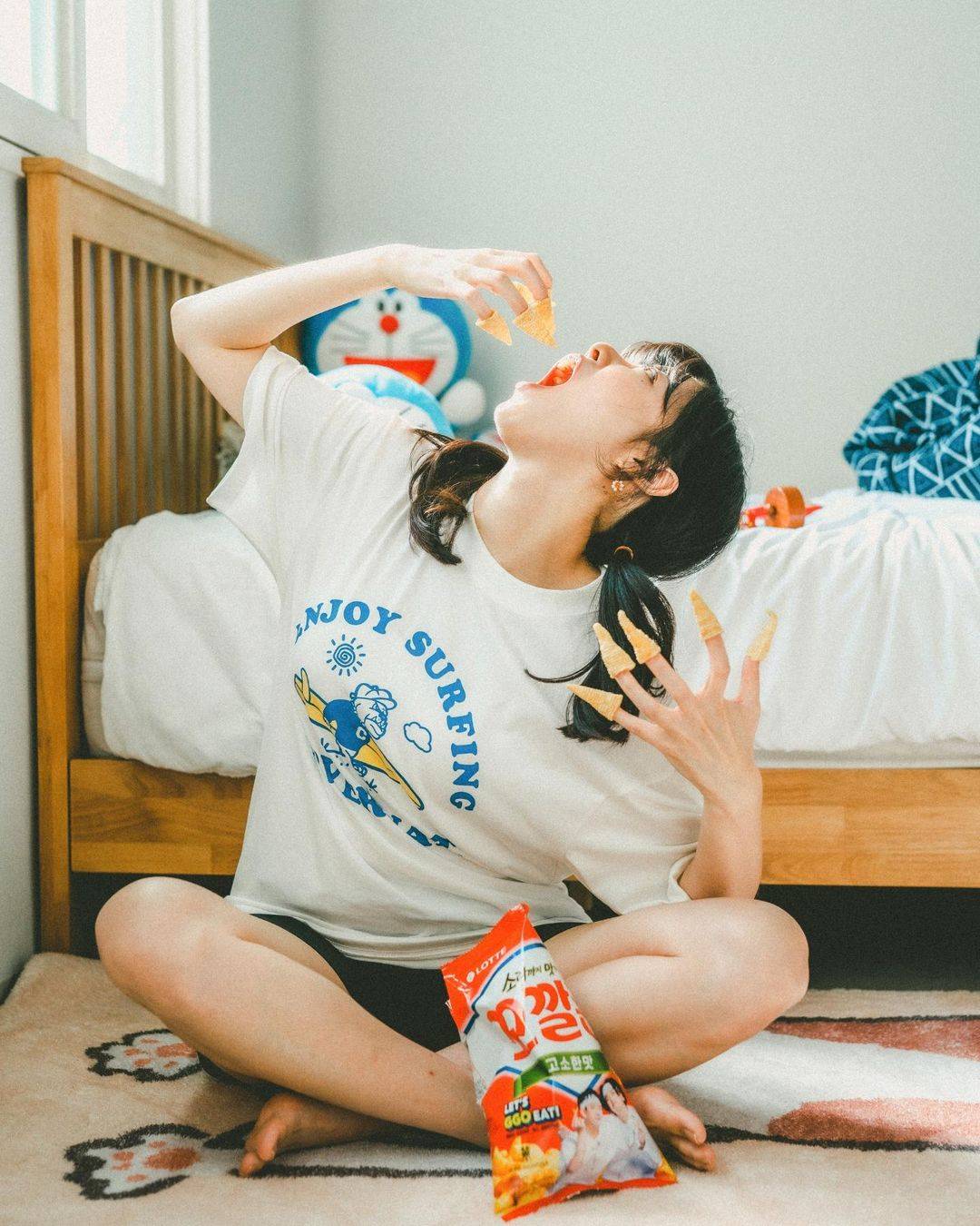 小魔女吃零食舔手指，吃东西舔手指的人图片_4