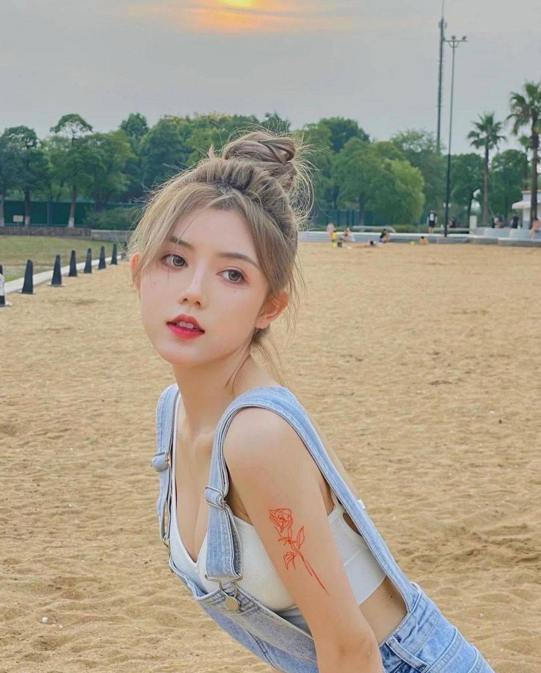 佛罗里达州可爱的沙滩女孩 玫瑰花纹身女孩_3