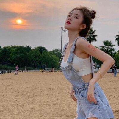 佛罗里达州可爱的沙滩女孩 玫瑰花纹身女孩