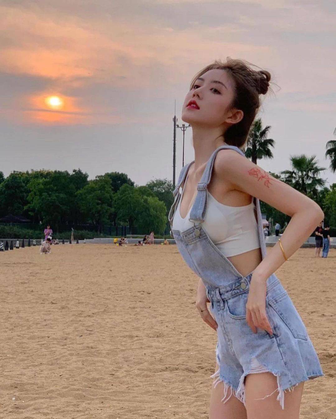 佛罗里达州可爱的沙滩女孩 玫瑰花纹身女孩_2