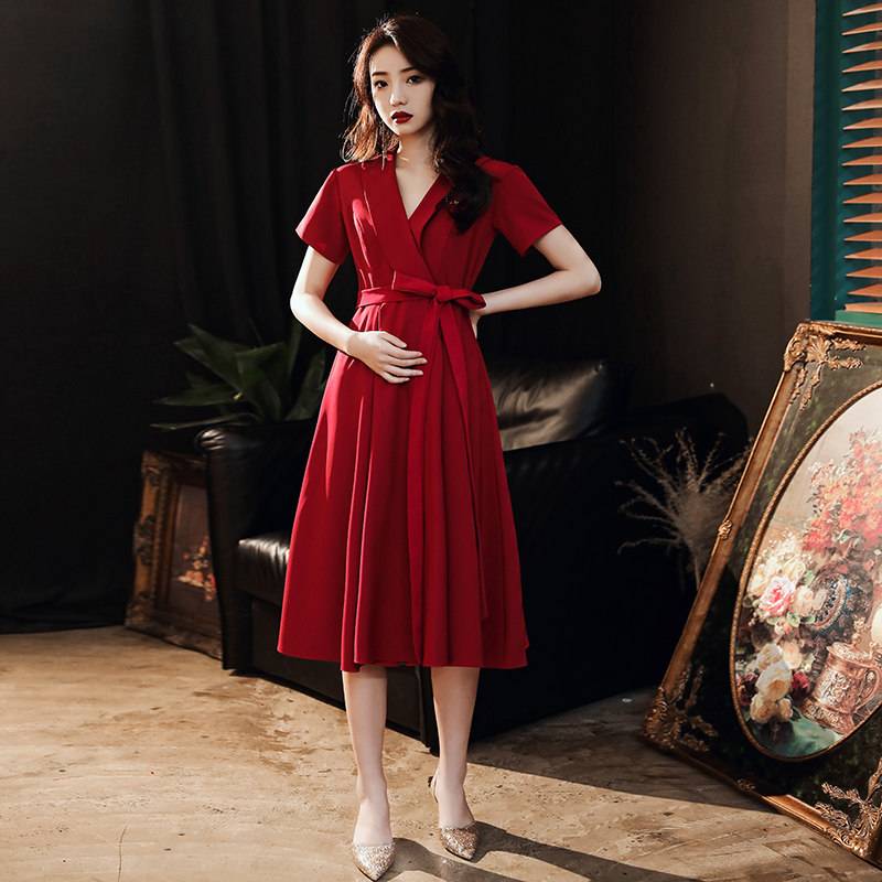 新娘结婚现场红色敬酒礼服_5