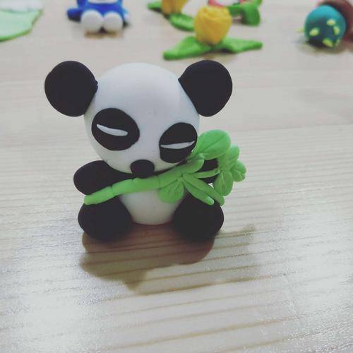 幼儿园手工课作品彩泥大熊猫_4