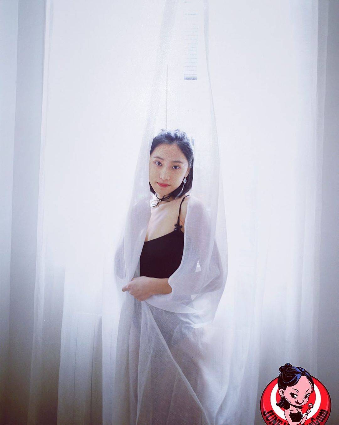 网红June Liu刘玥摘掉眼镜的美照高清自拍 颜值爆表_4
