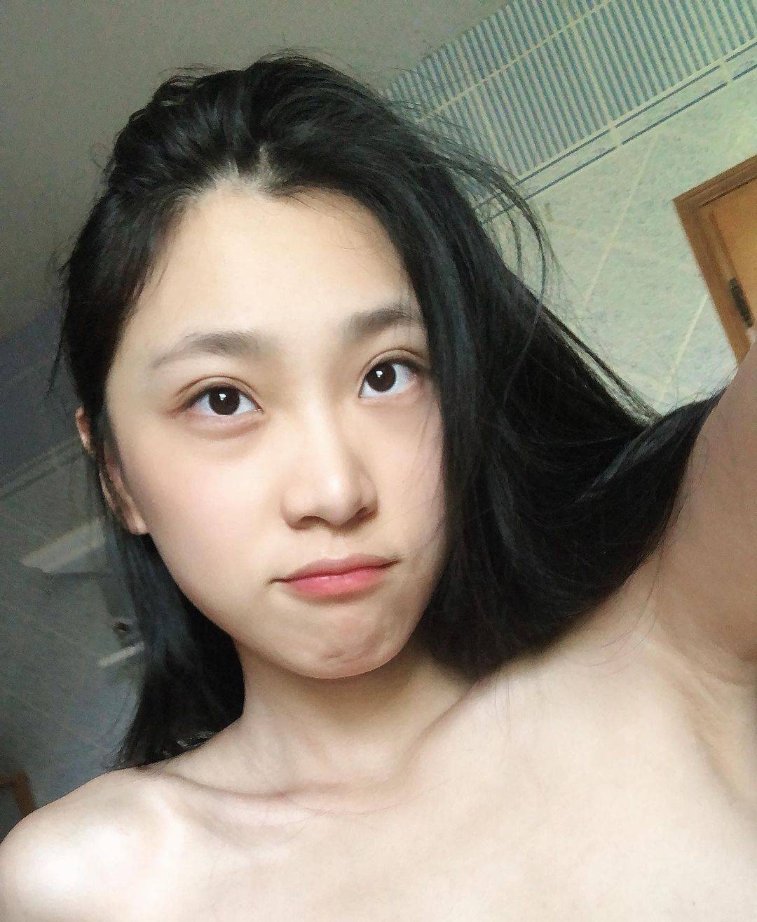 网红June Liu刘玥摘掉眼镜的美照高清自拍 颜值爆表_8