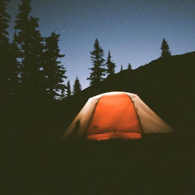 登山后夜晚在森林里扎帐篷露营图片