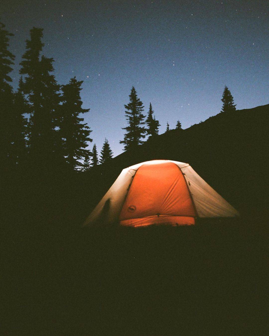登山后夜晚在森林里扎帐篷露营图片_1