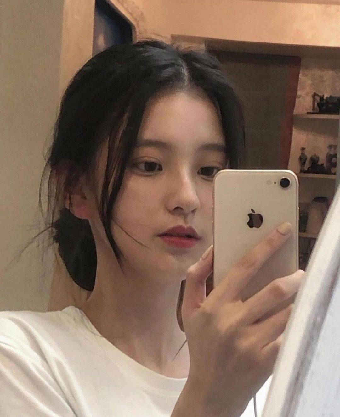 美女小姐姐「还是土豆精」对镜高颜值自拍_1