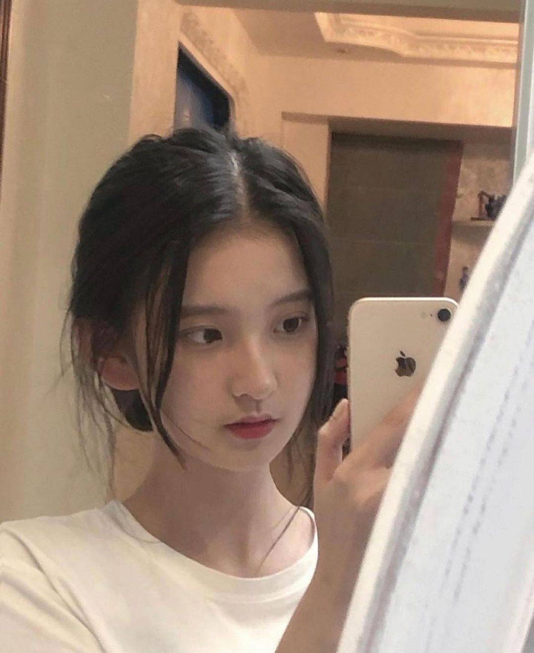 美女小姐姐「还是土豆精」对镜高颜值自拍_2