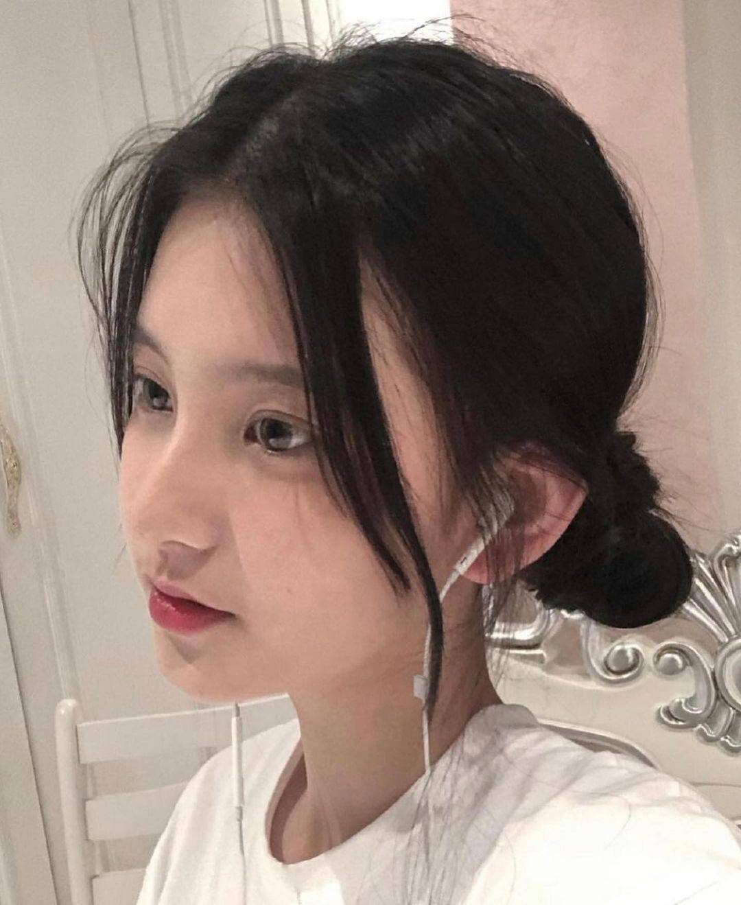 美女小姐姐「还是土豆精」对镜高颜值自拍_6