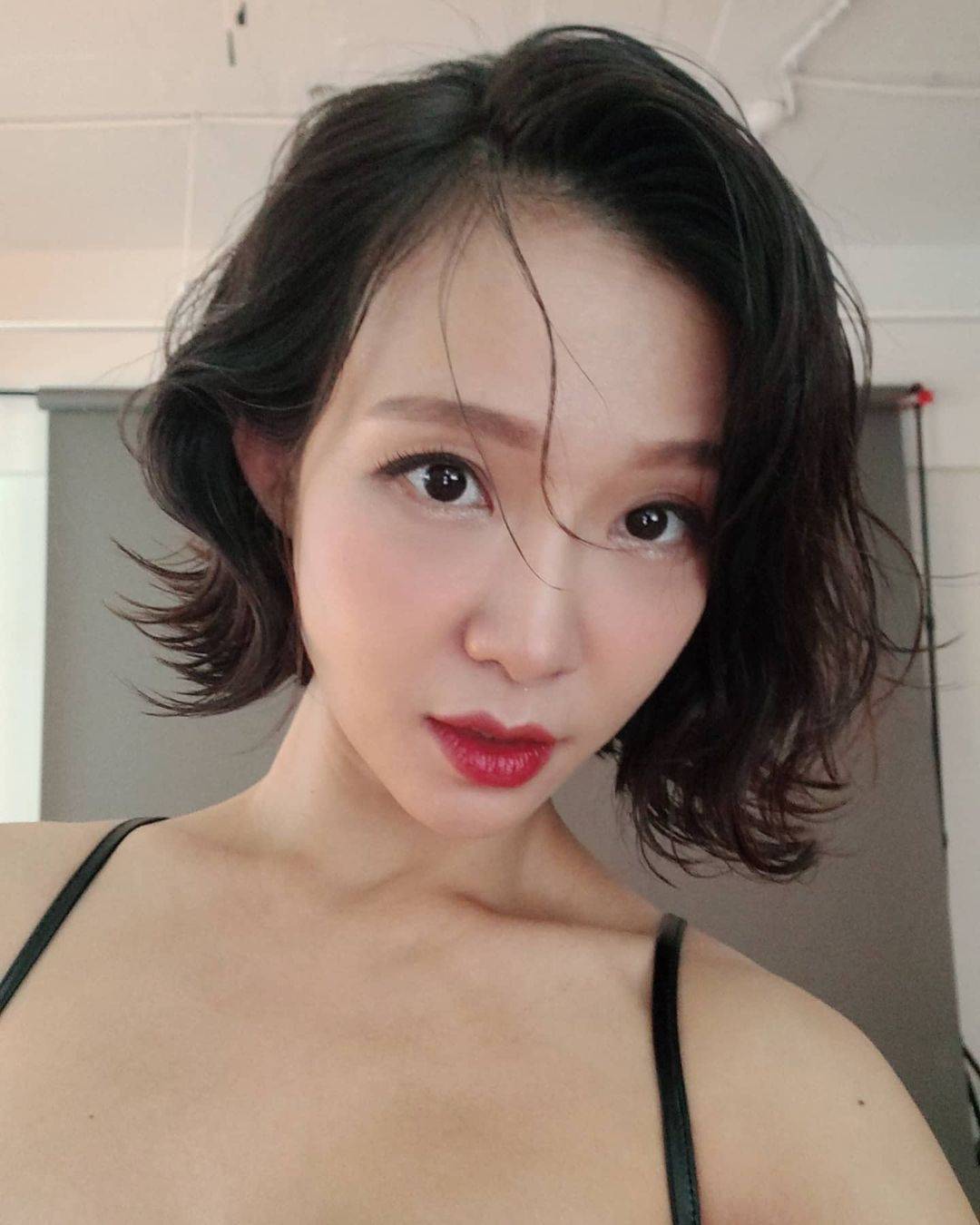 高颜值皮衣美女战士自拍图片_3
