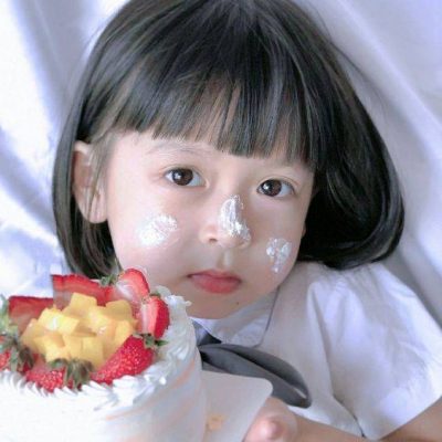 可爱小女孩吃蛋糕一脸奶油头像图片