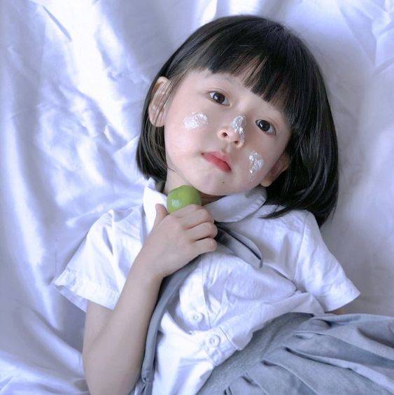 可爱小女孩吃蛋糕一脸奶油头像图片_4