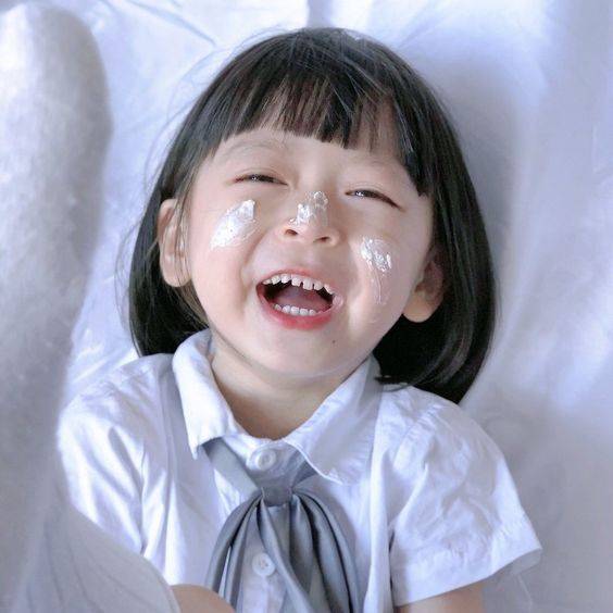 可爱小女孩吃蛋糕一脸奶油头像图片_6