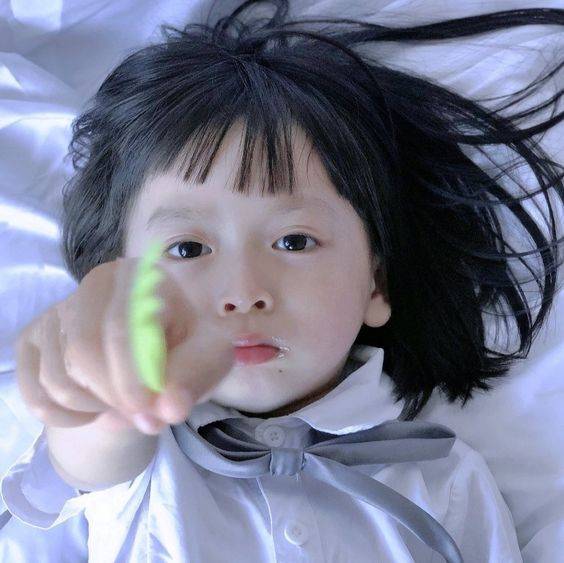 可爱小女孩吃蛋糕一脸奶油头像图片_7