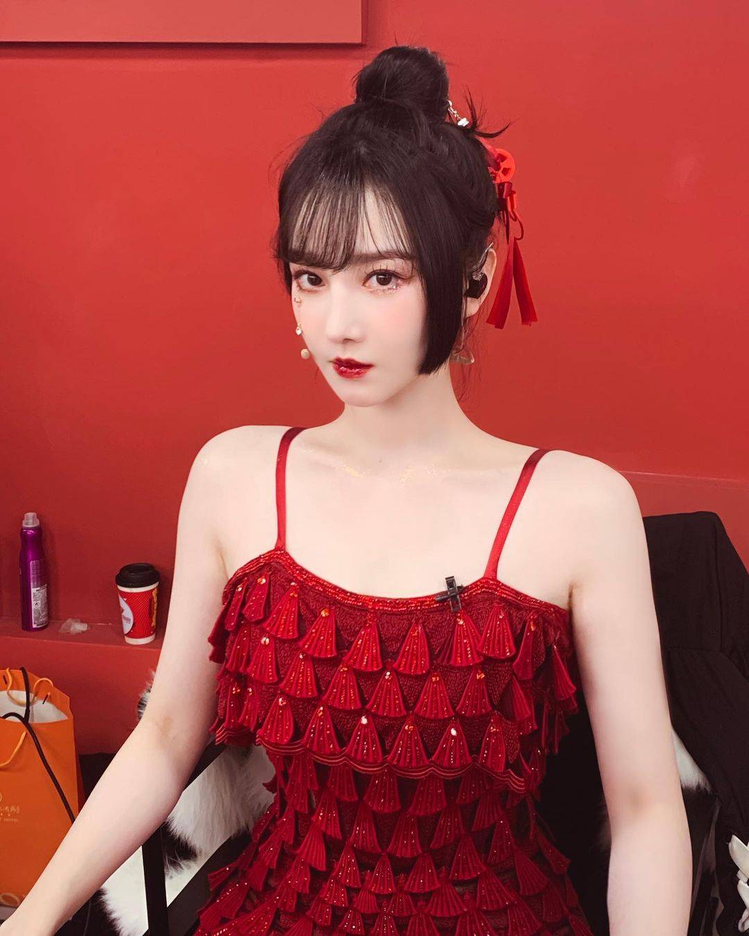 乘风破浪的姐姐陈小纭二次公演红色裙装造型图片精选_2