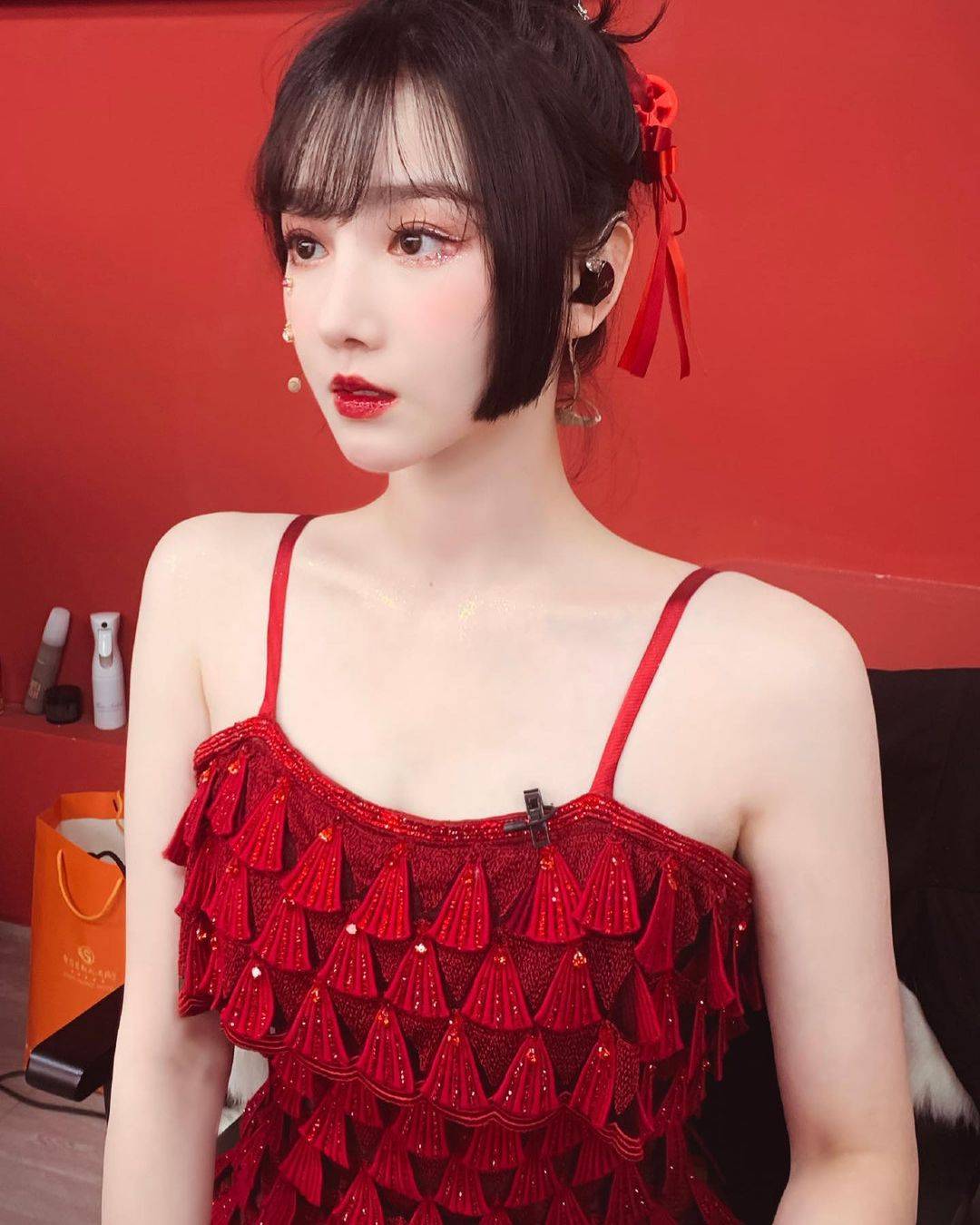 乘风破浪的姐姐陈小纭二次公演红色裙装造型图片精选_1