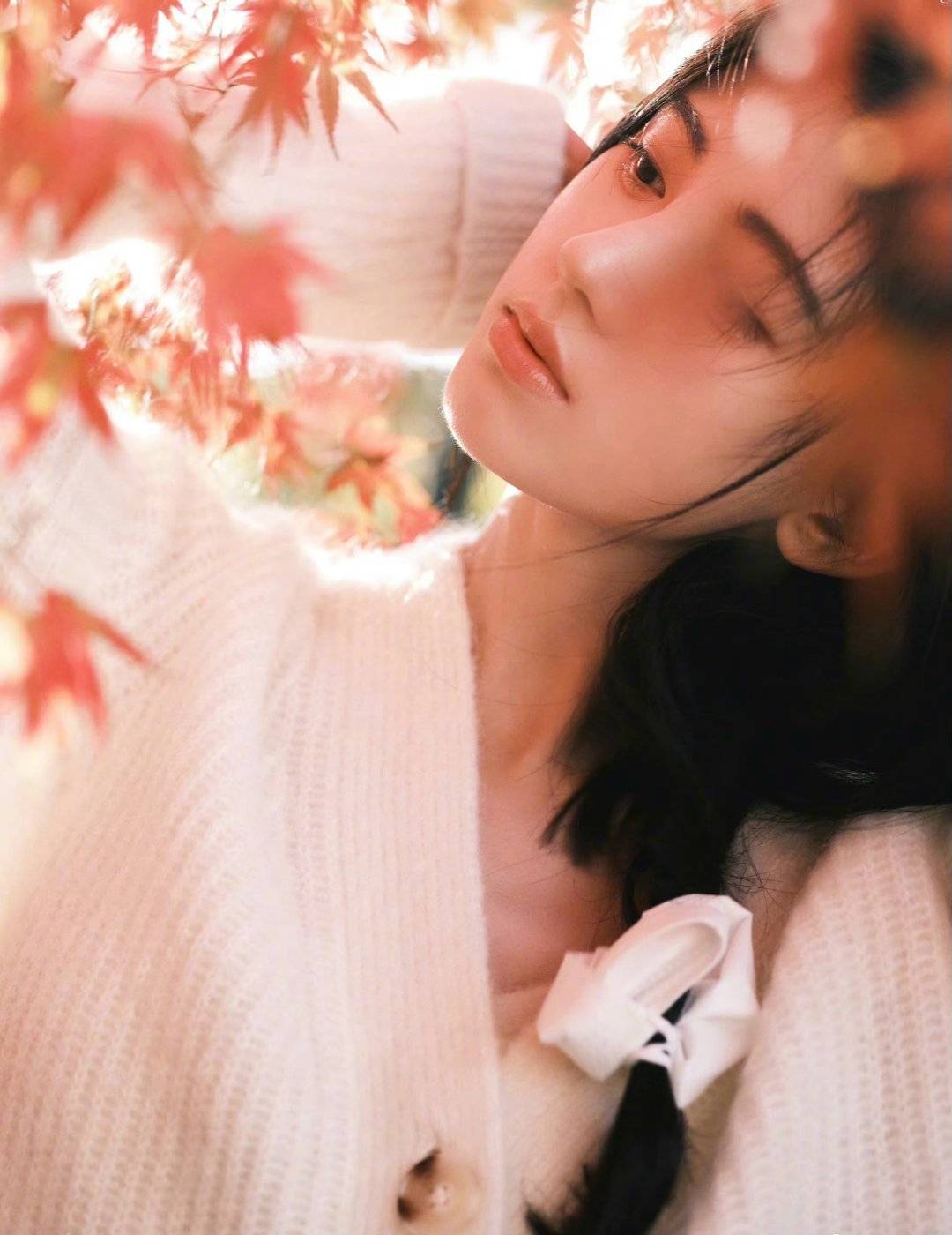 美女鞠婧祎森系枫叶写真无水印图片精选_5