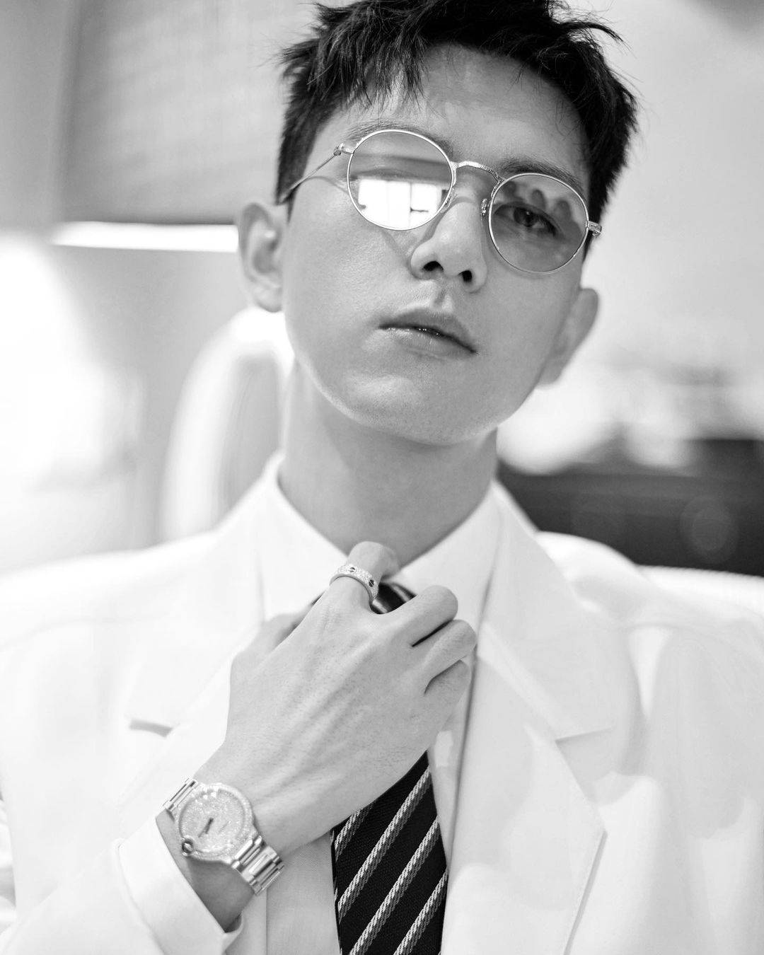 李现西装戴眼镜高清图片精选_6